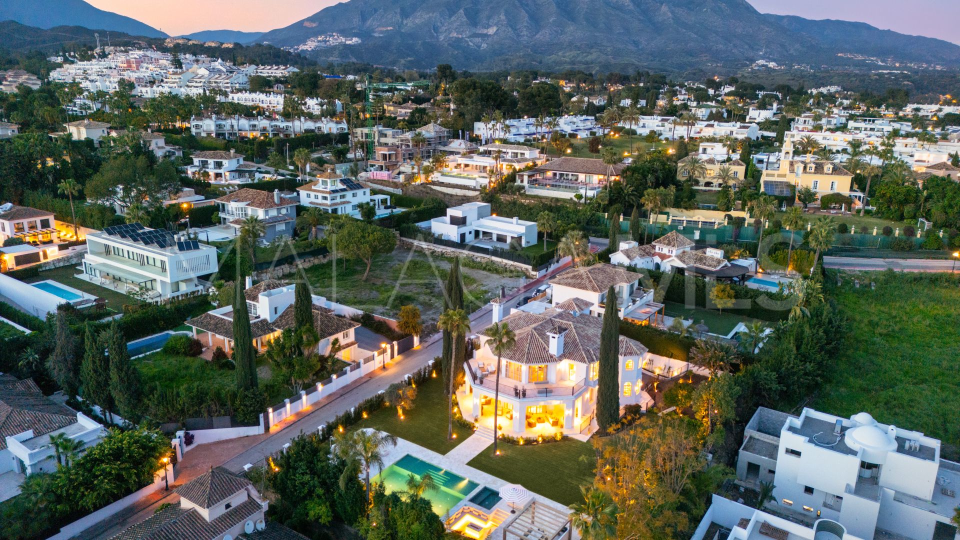 Villa for sale in Nueva Andalucia