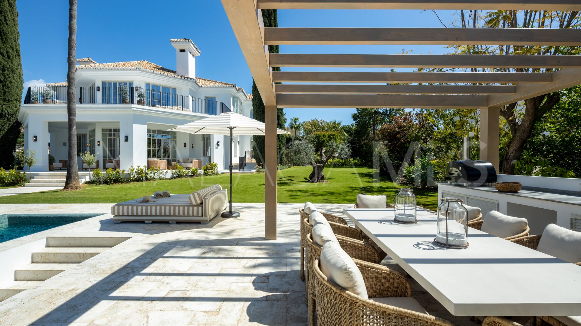 Villa for sale in Nueva Andalucia