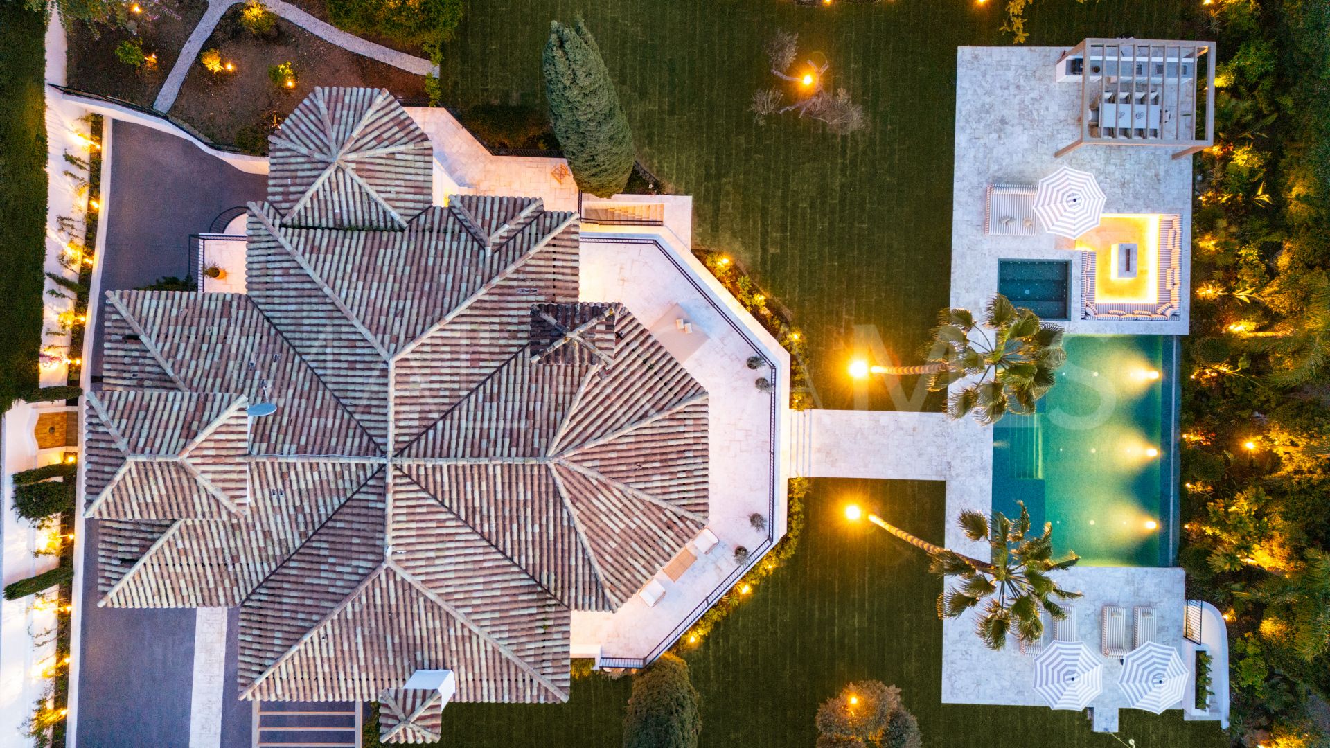 Villa for sale in Nueva Andalucia