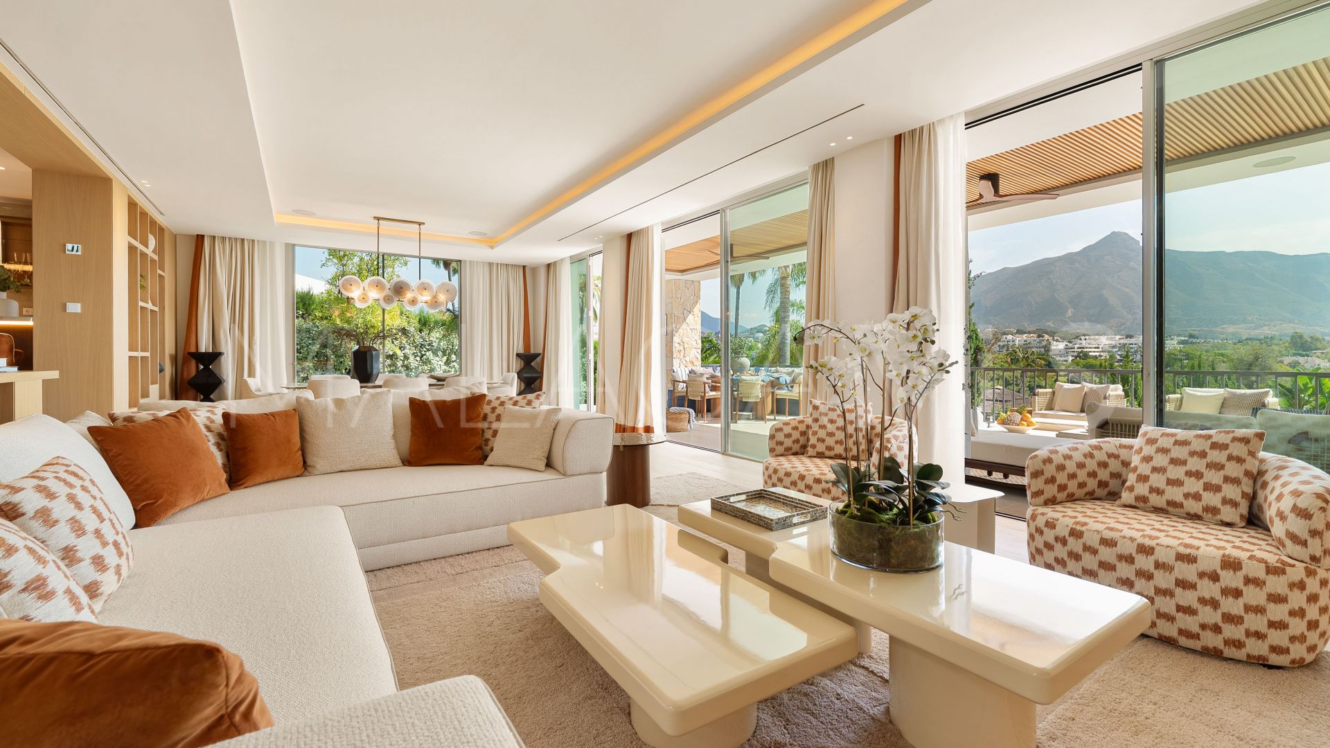 Villa for sale in Nueva Andalucia