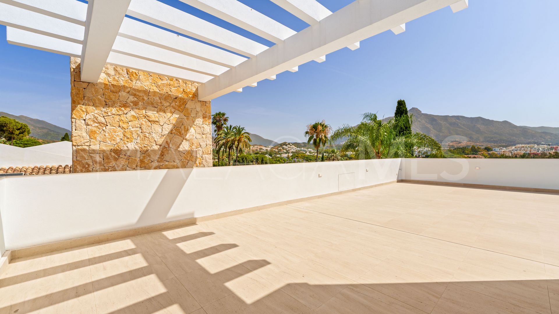 Villa for sale in Nueva Andalucia