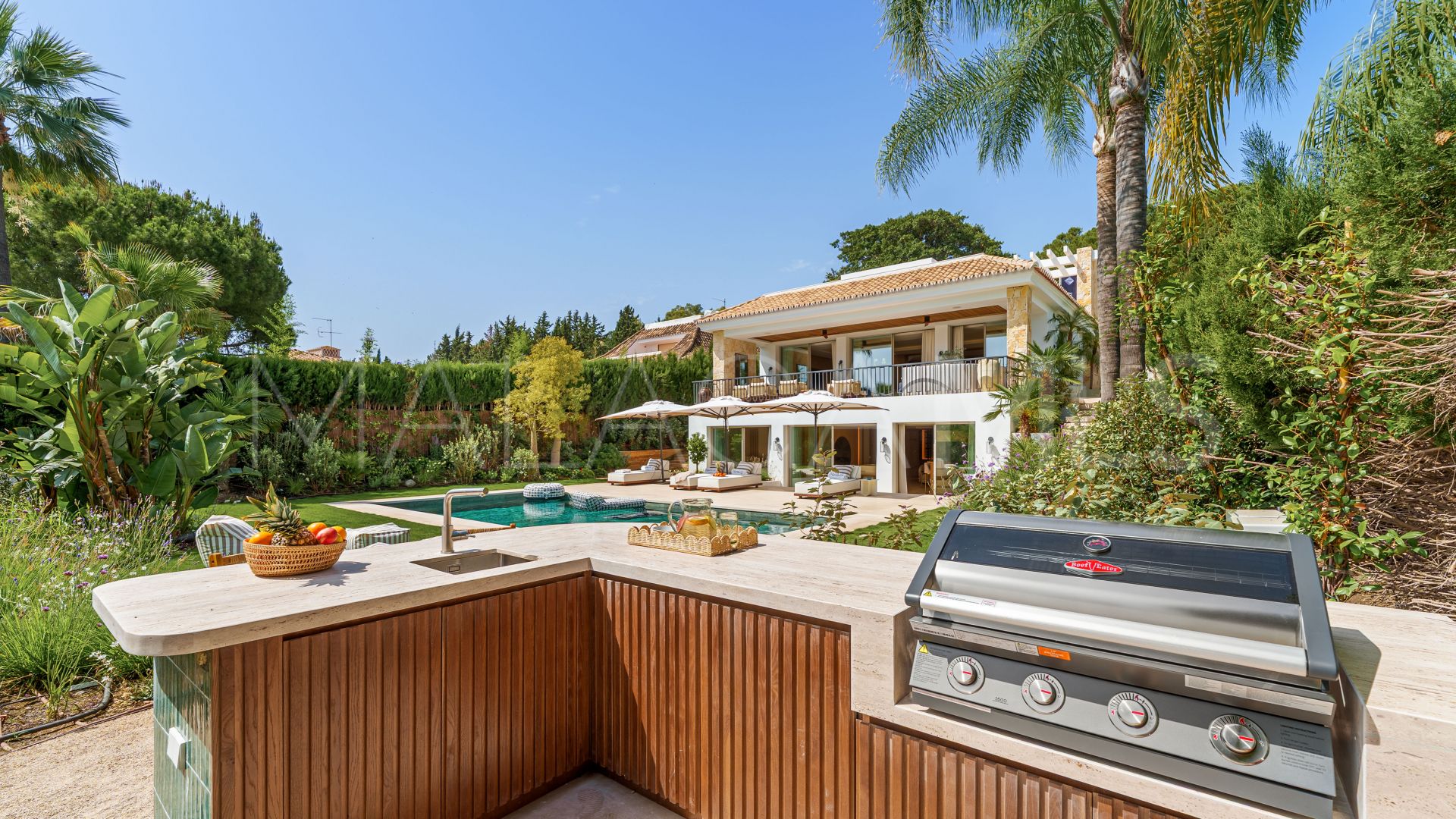 Villa for sale in Nueva Andalucia