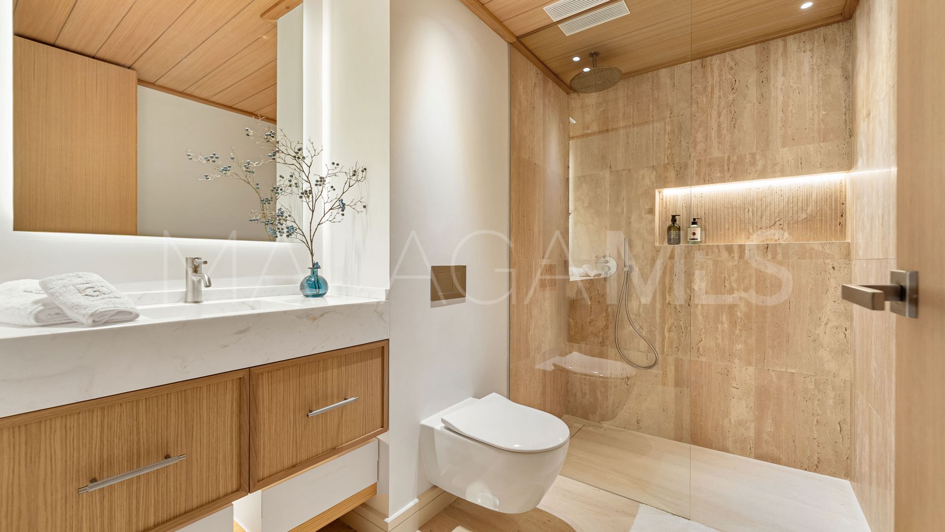 Villa for sale in Nueva Andalucia