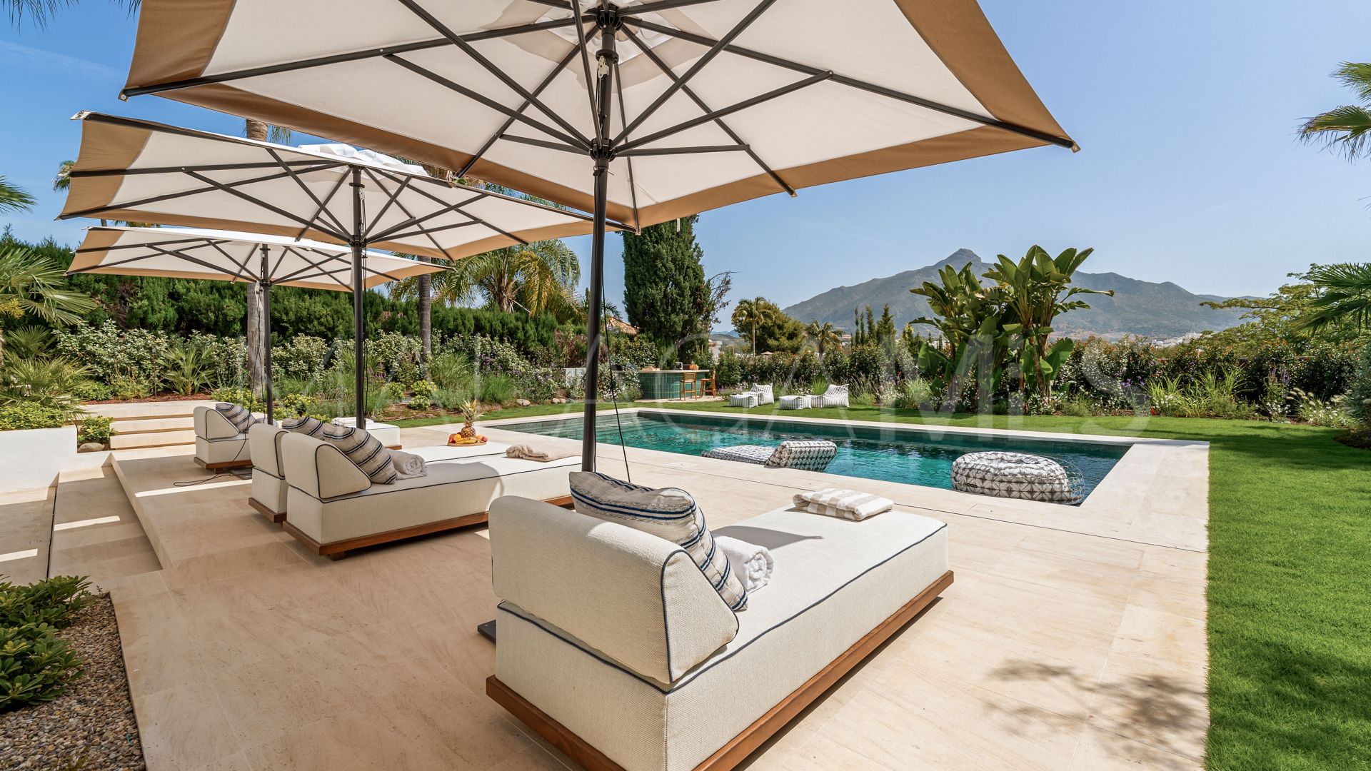 Villa for sale in Nueva Andalucia