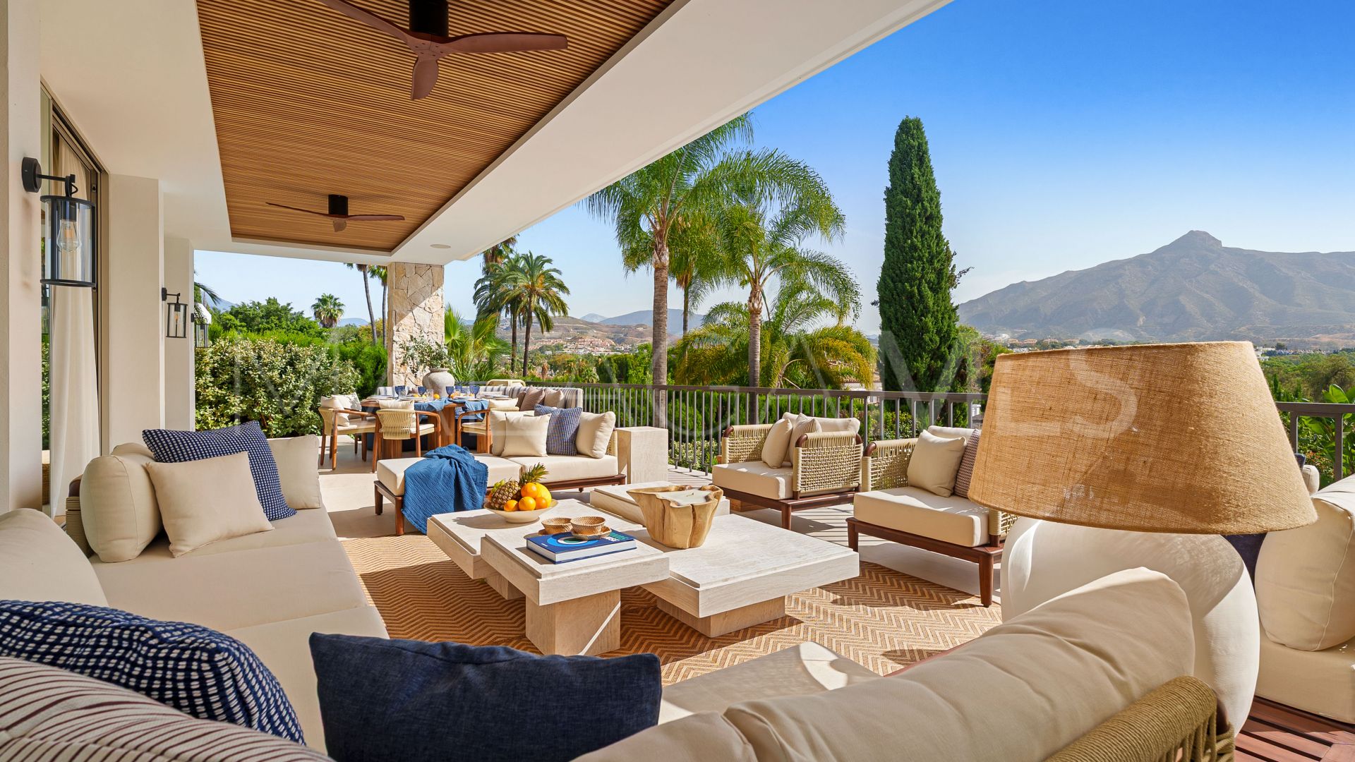 Villa for sale in Nueva Andalucia