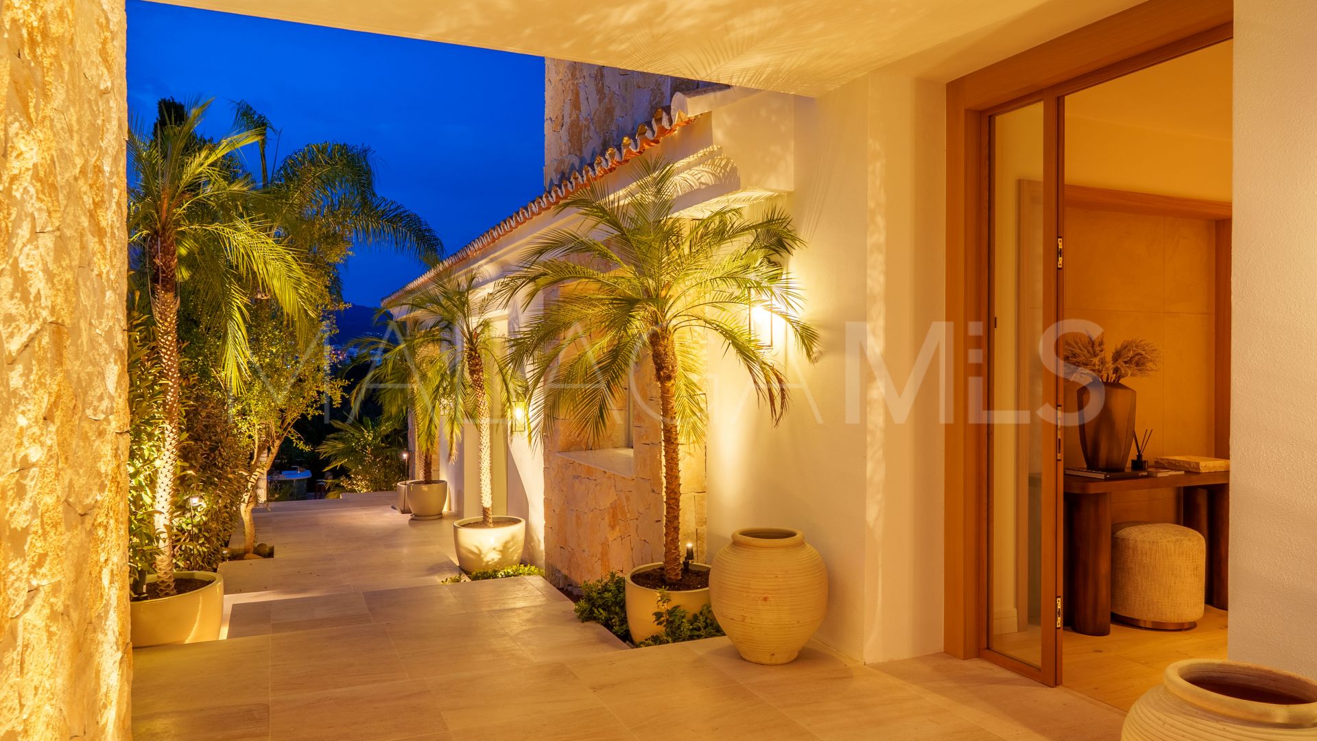 Villa for sale in Nueva Andalucia