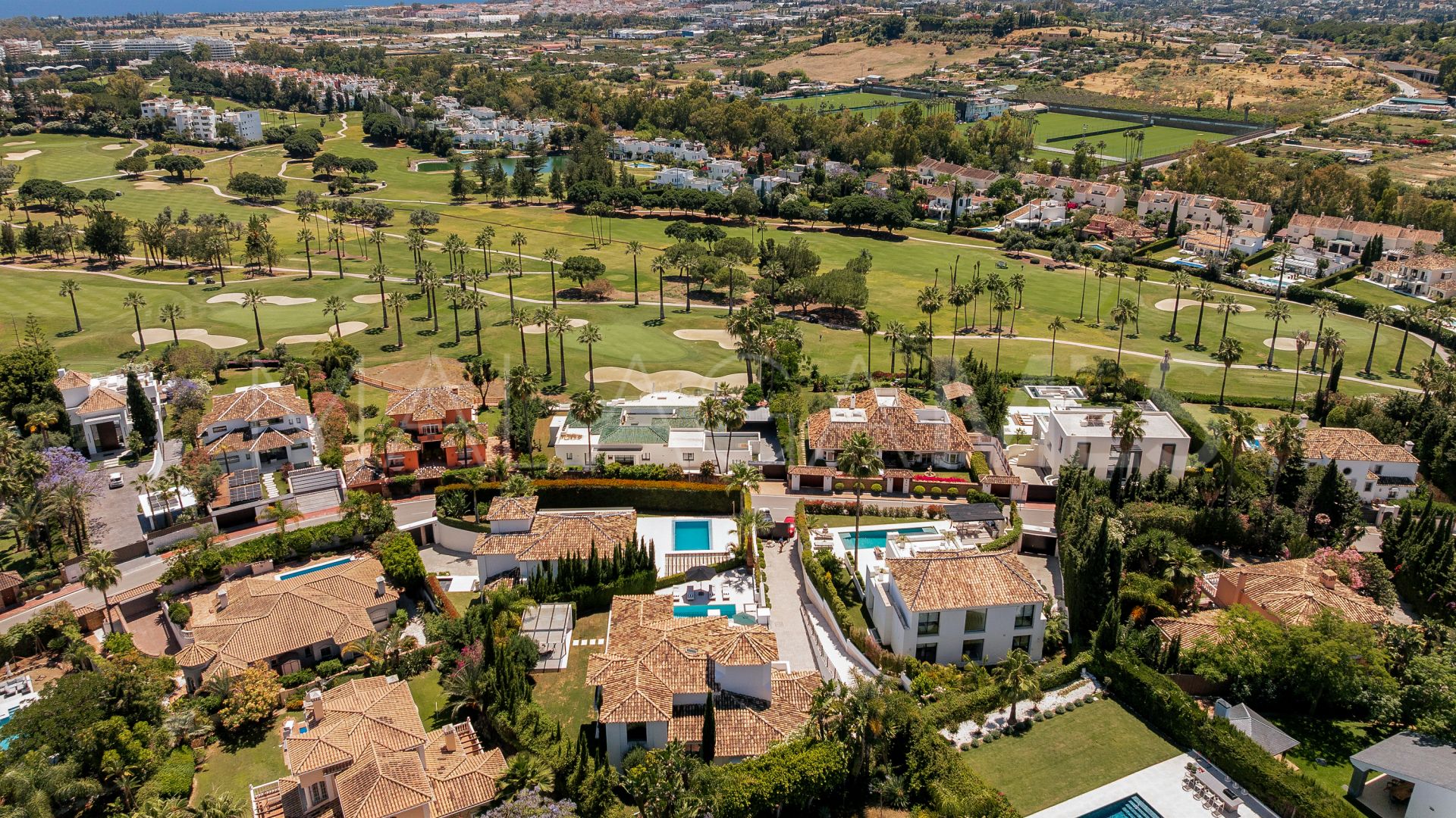 Villa for sale in Nueva Andalucia