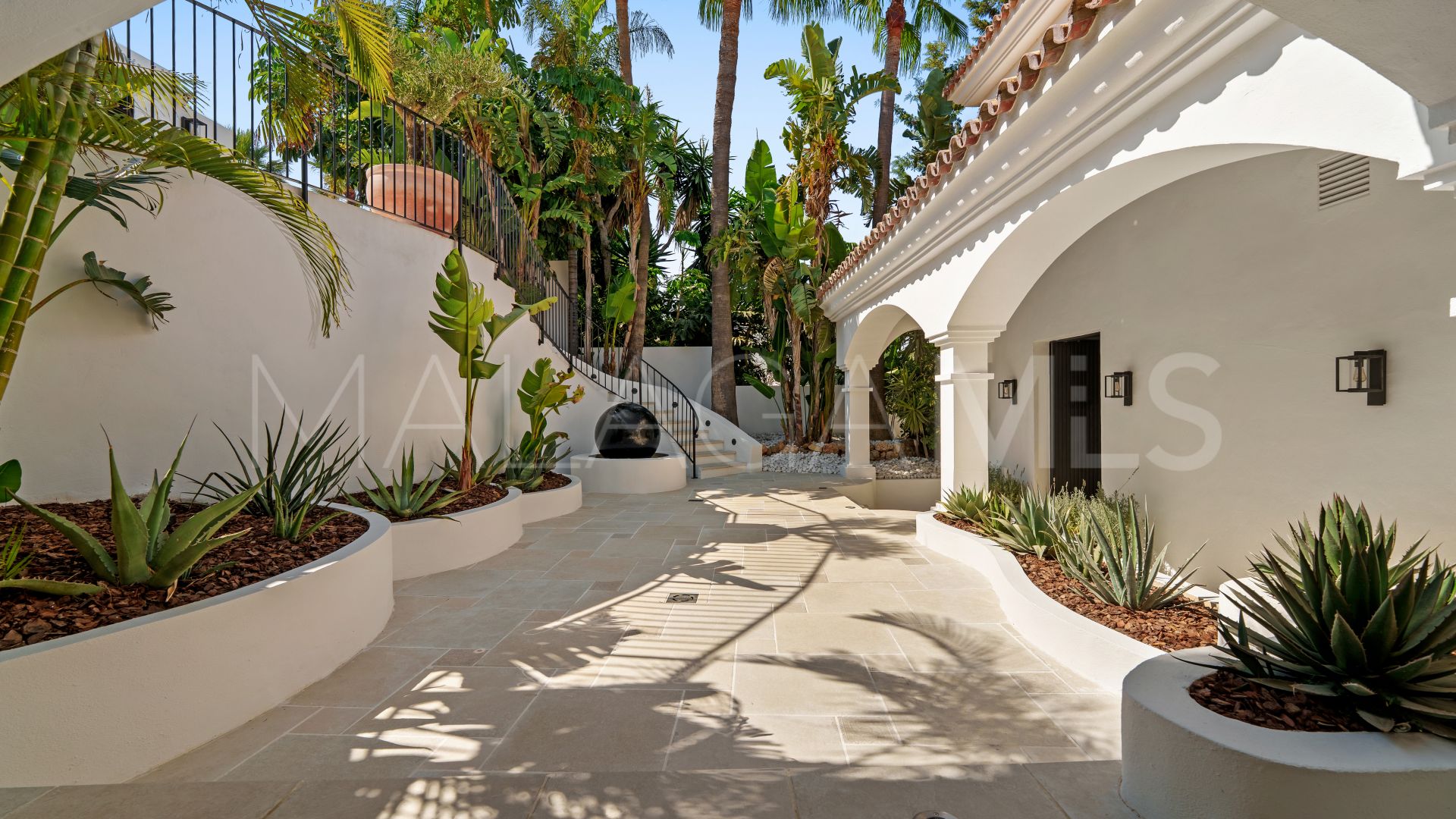 Villa for sale in Nueva Andalucia