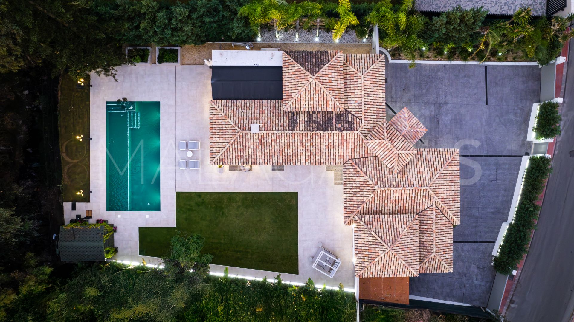 Villa for sale in Nueva Andalucia