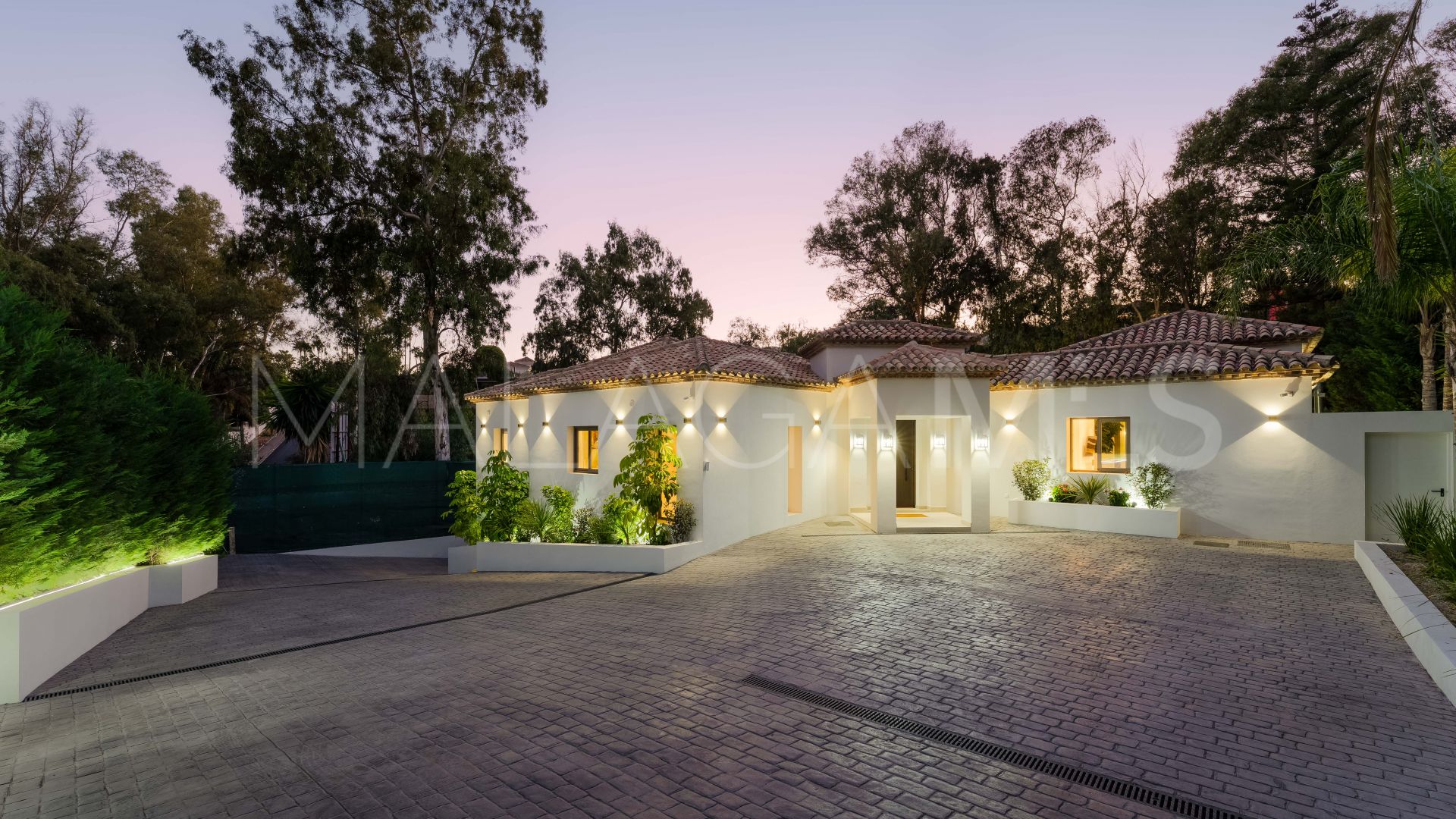 Villa for sale in Nueva Andalucia