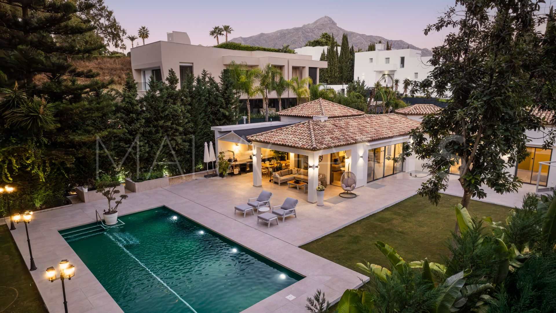 Villa for sale in Nueva Andalucia