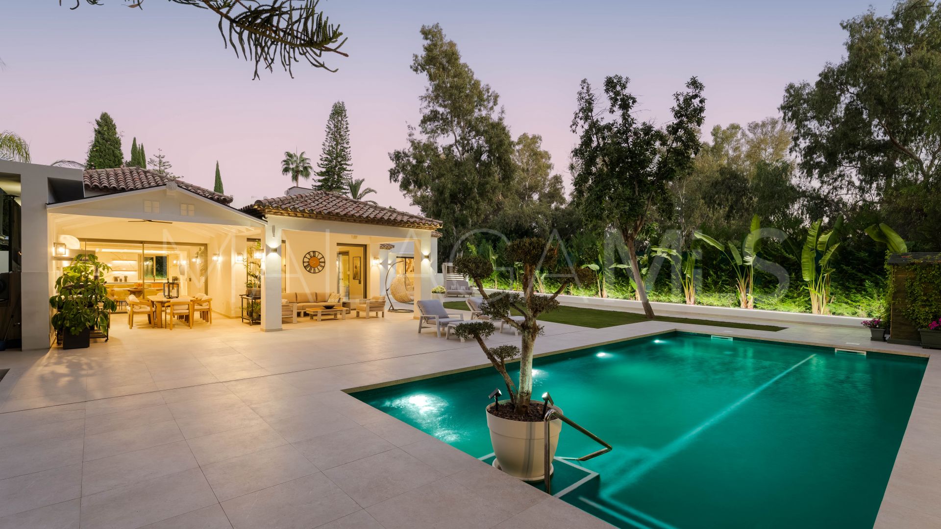 Villa for sale in Nueva Andalucia