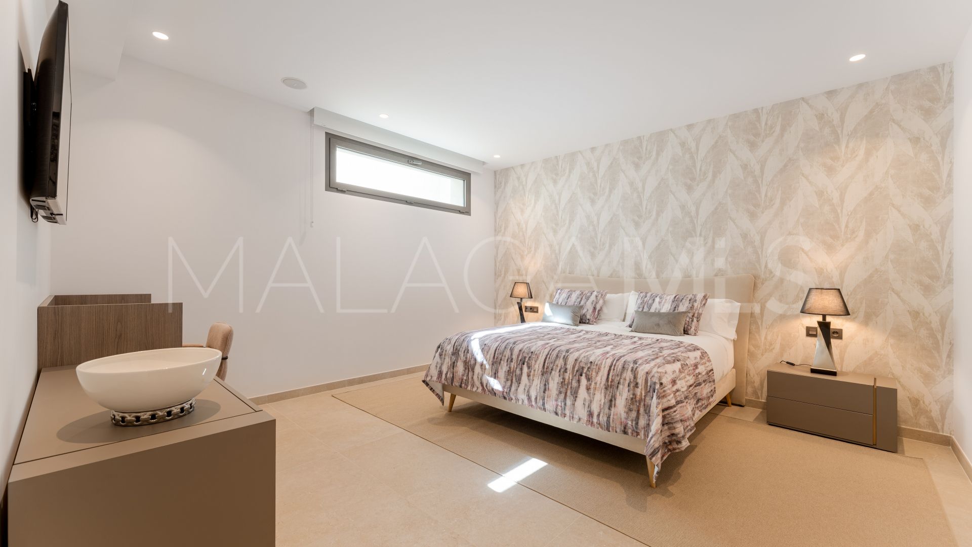 Villa for sale in Nueva Andalucia