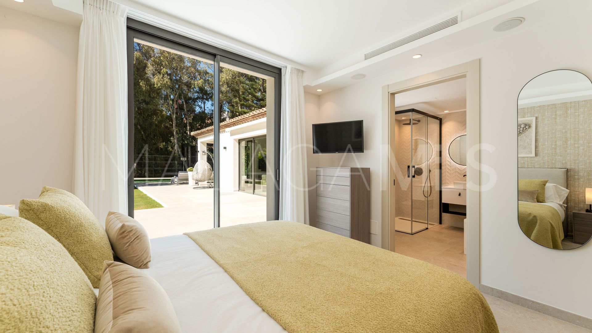 Villa for sale in Nueva Andalucia