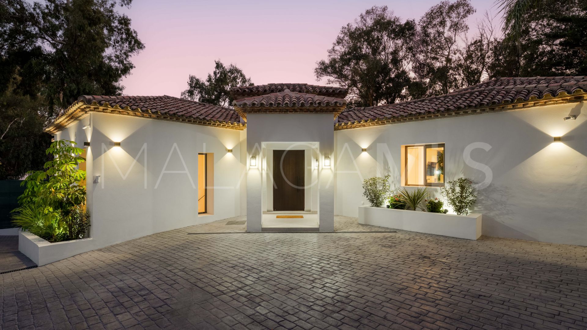 Villa for sale in Nueva Andalucia