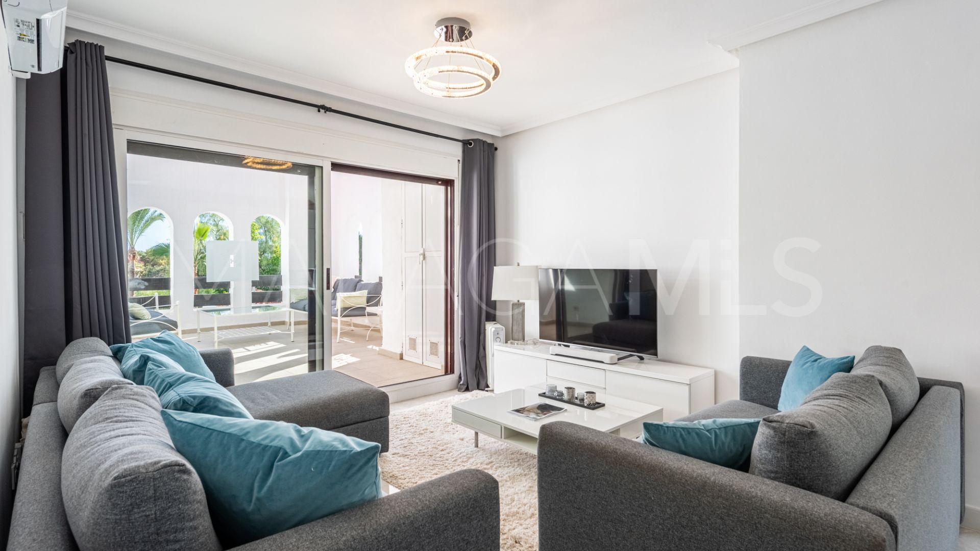 For sale apartment in Nueva Andalucia with 3 bedrooms