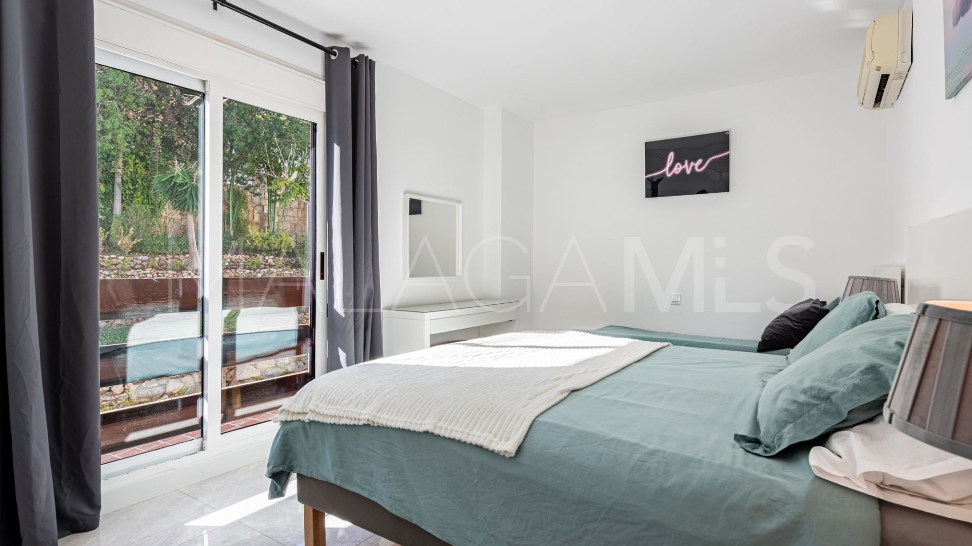 For sale apartment in Nueva Andalucia with 3 bedrooms