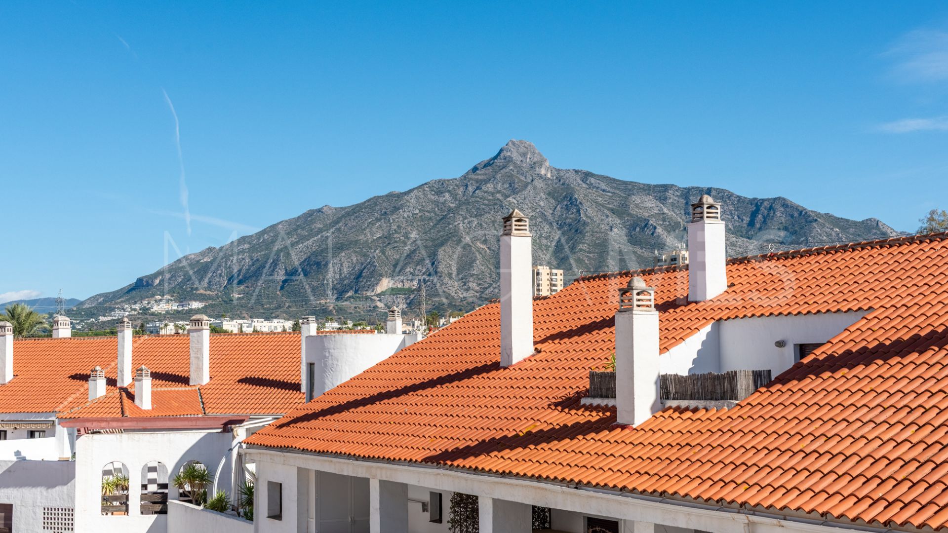 For sale apartment in Nueva Andalucia with 3 bedrooms