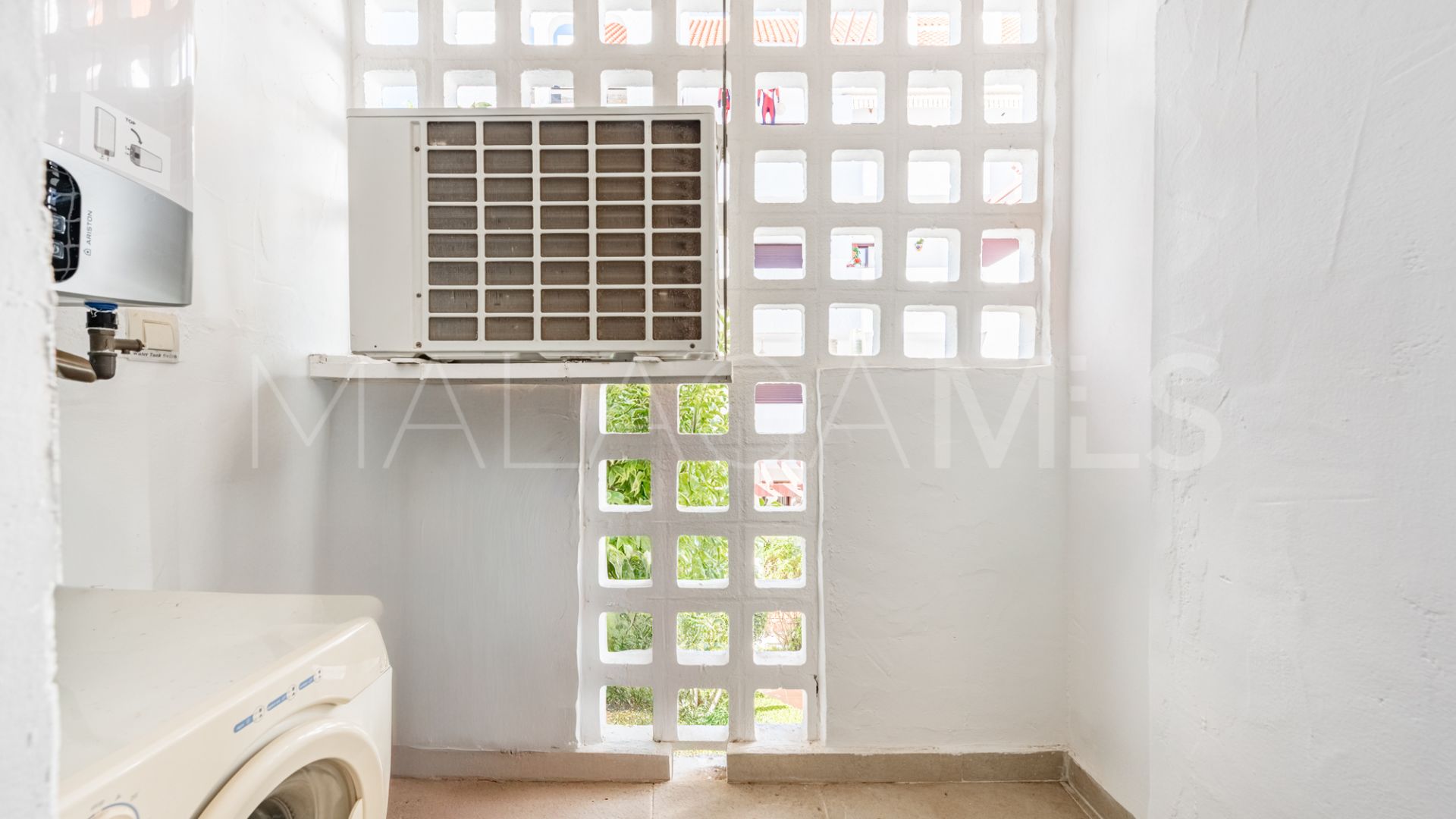 For sale apartment in Nueva Andalucia with 3 bedrooms