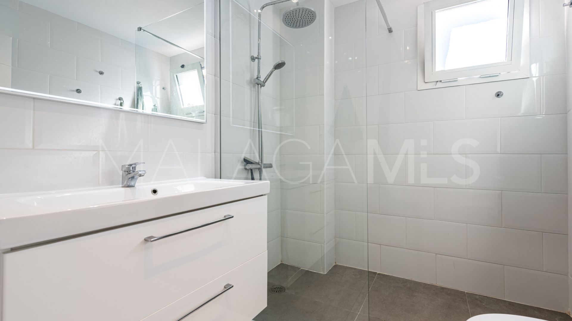 For sale apartment in Nueva Andalucia with 3 bedrooms