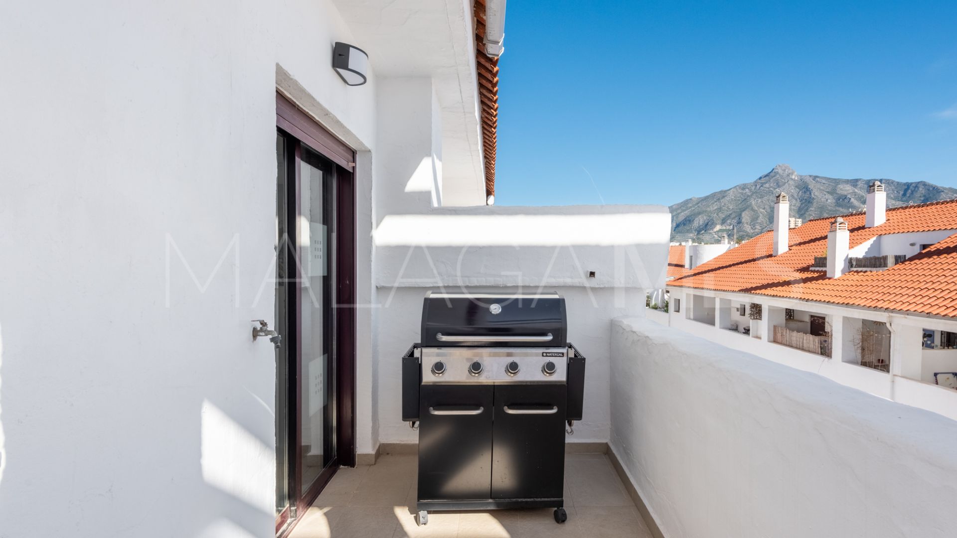 For sale apartment in Nueva Andalucia with 3 bedrooms