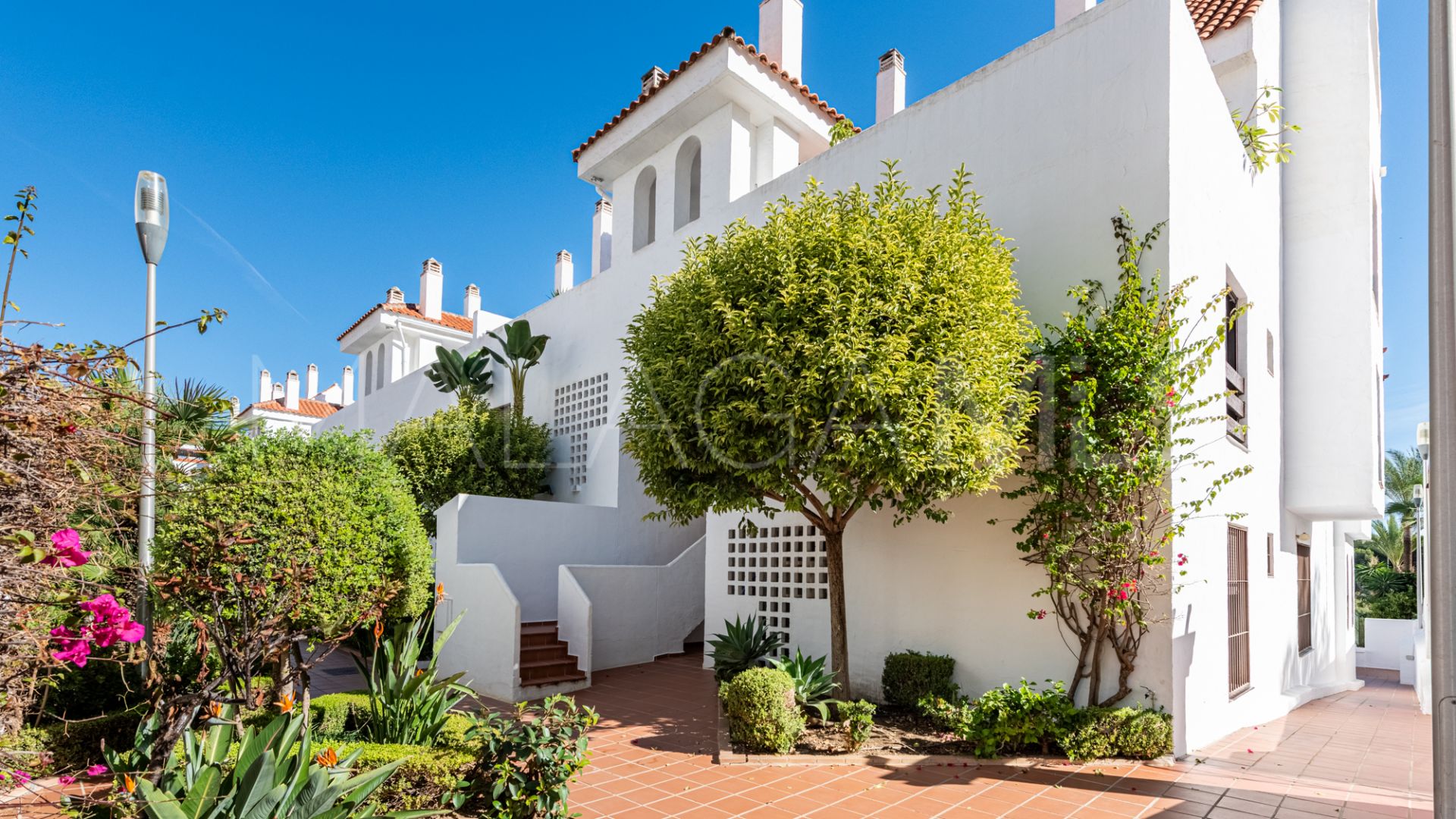 For sale apartment in Nueva Andalucia with 3 bedrooms