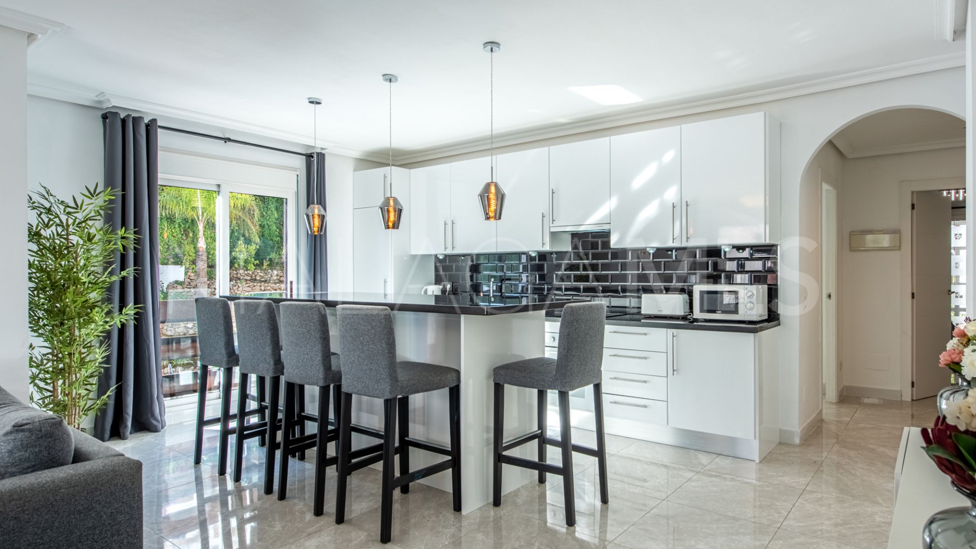 For sale apartment in Nueva Andalucia with 3 bedrooms