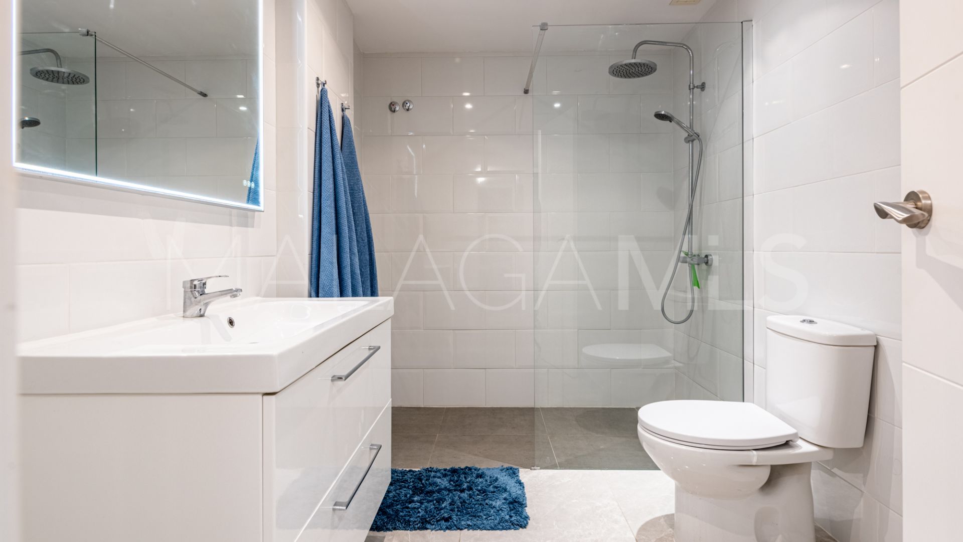 For sale apartment in Nueva Andalucia with 3 bedrooms