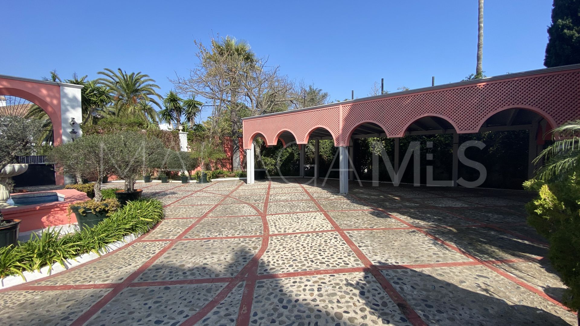 Buy villa in Casasola