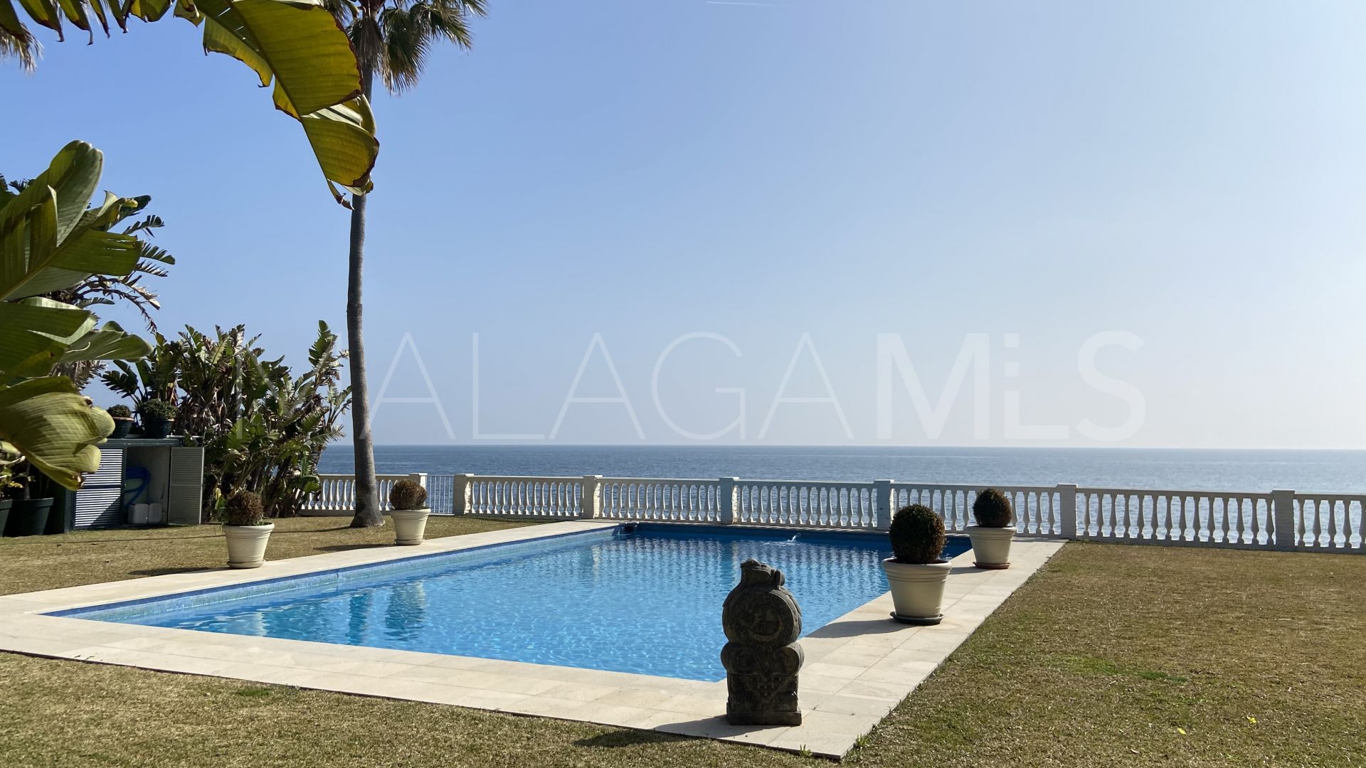 Buy villa in Casasola