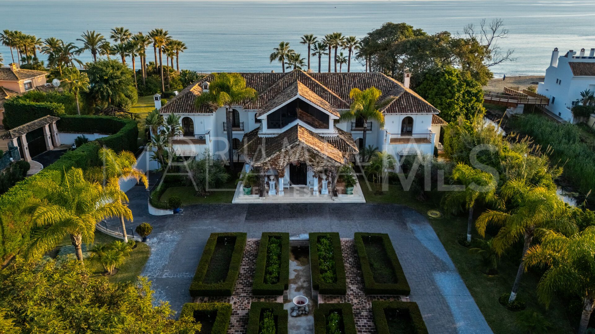 Villa for sale in El Paraiso Playa