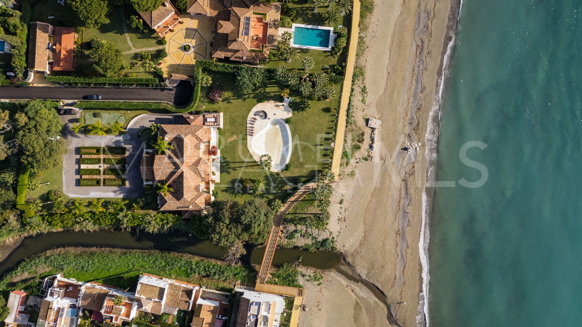 Villa for sale in El Paraiso Playa