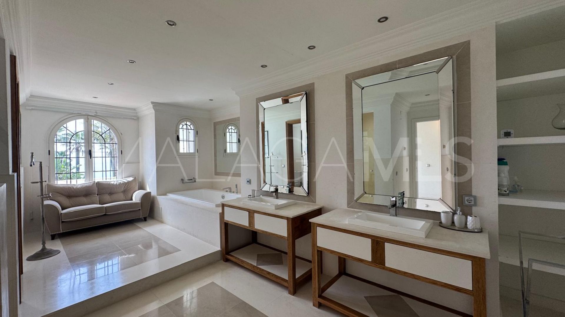 Villa for sale in El Paraiso Playa