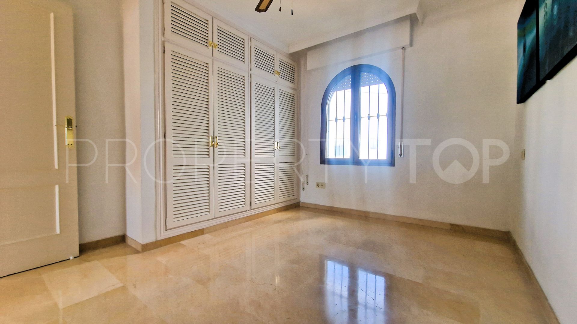 For sale town house in Bel Air with 4 bedrooms
