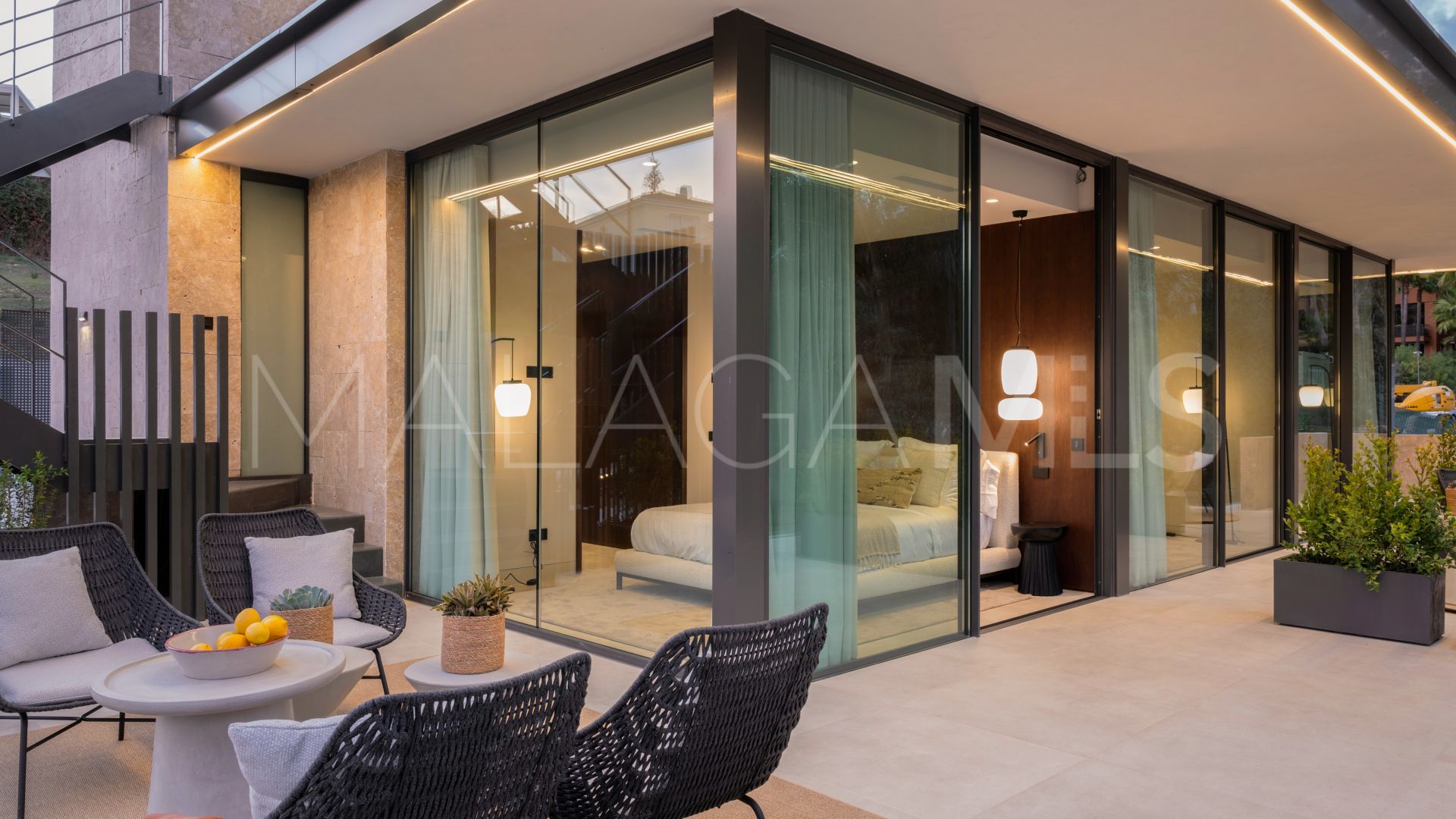 Buy villa de 6 bedrooms in Nueva Andalucia