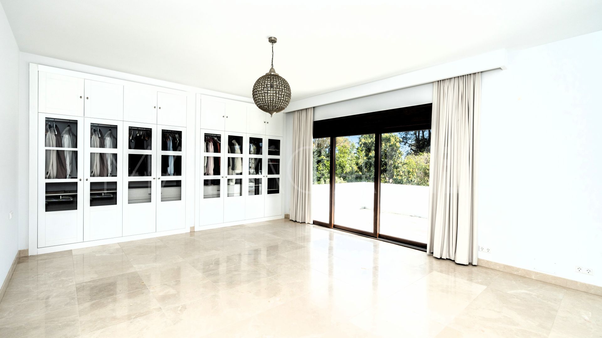 Villa for sale in Guadalmina Baja
