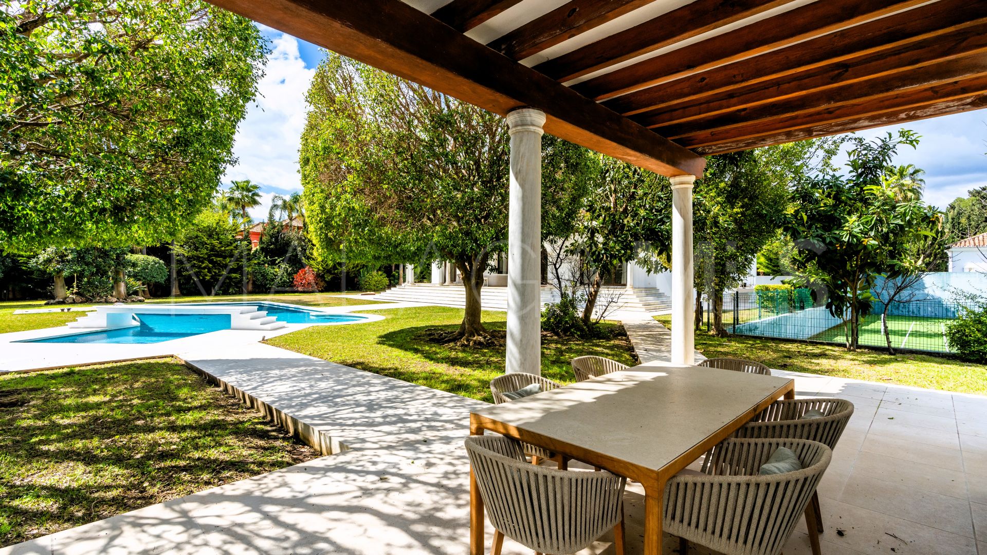 Villa for sale in Guadalmina Baja