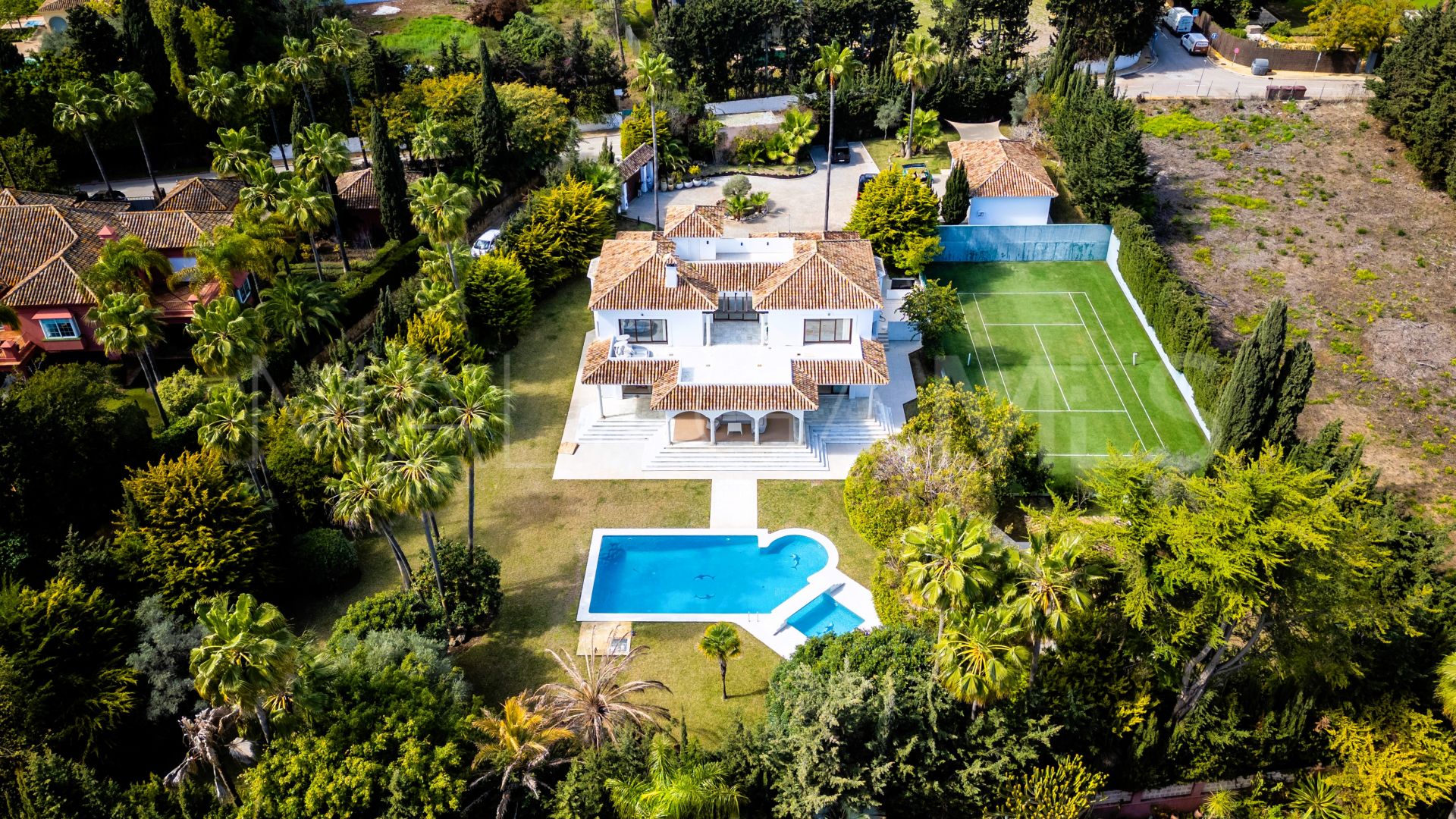 Villa for sale in Guadalmina Baja