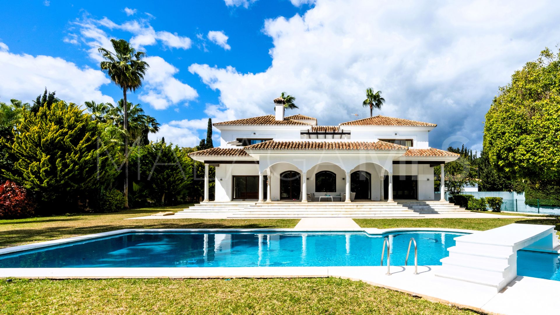 Villa for sale in Guadalmina Baja
