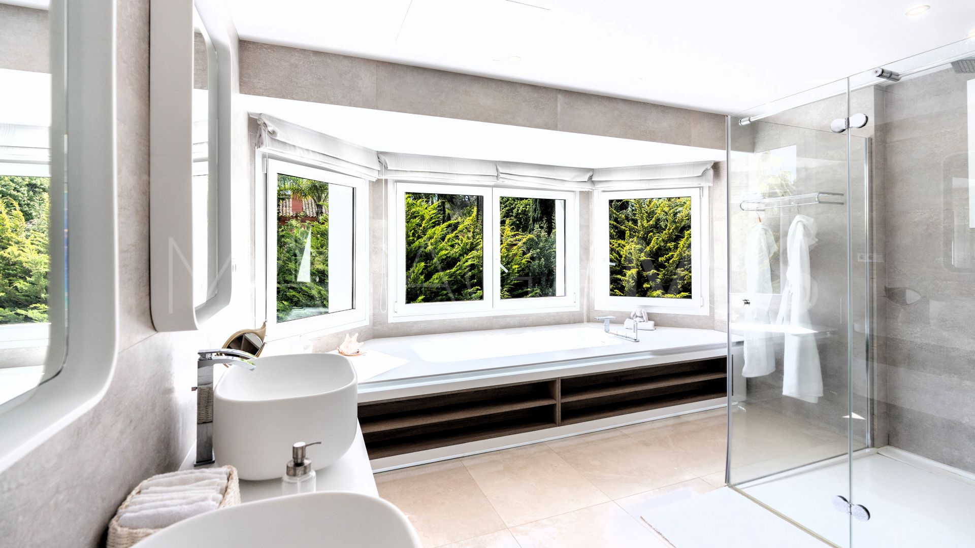 Villa for sale in Guadalmina Baja
