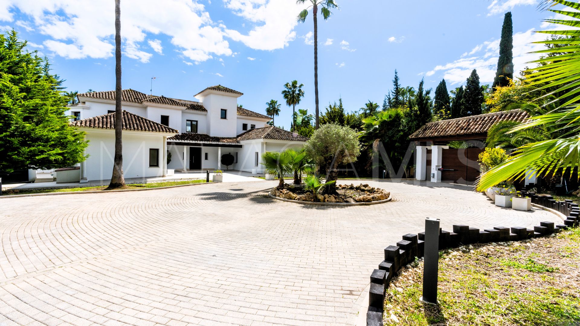 Villa for sale in Guadalmina Baja