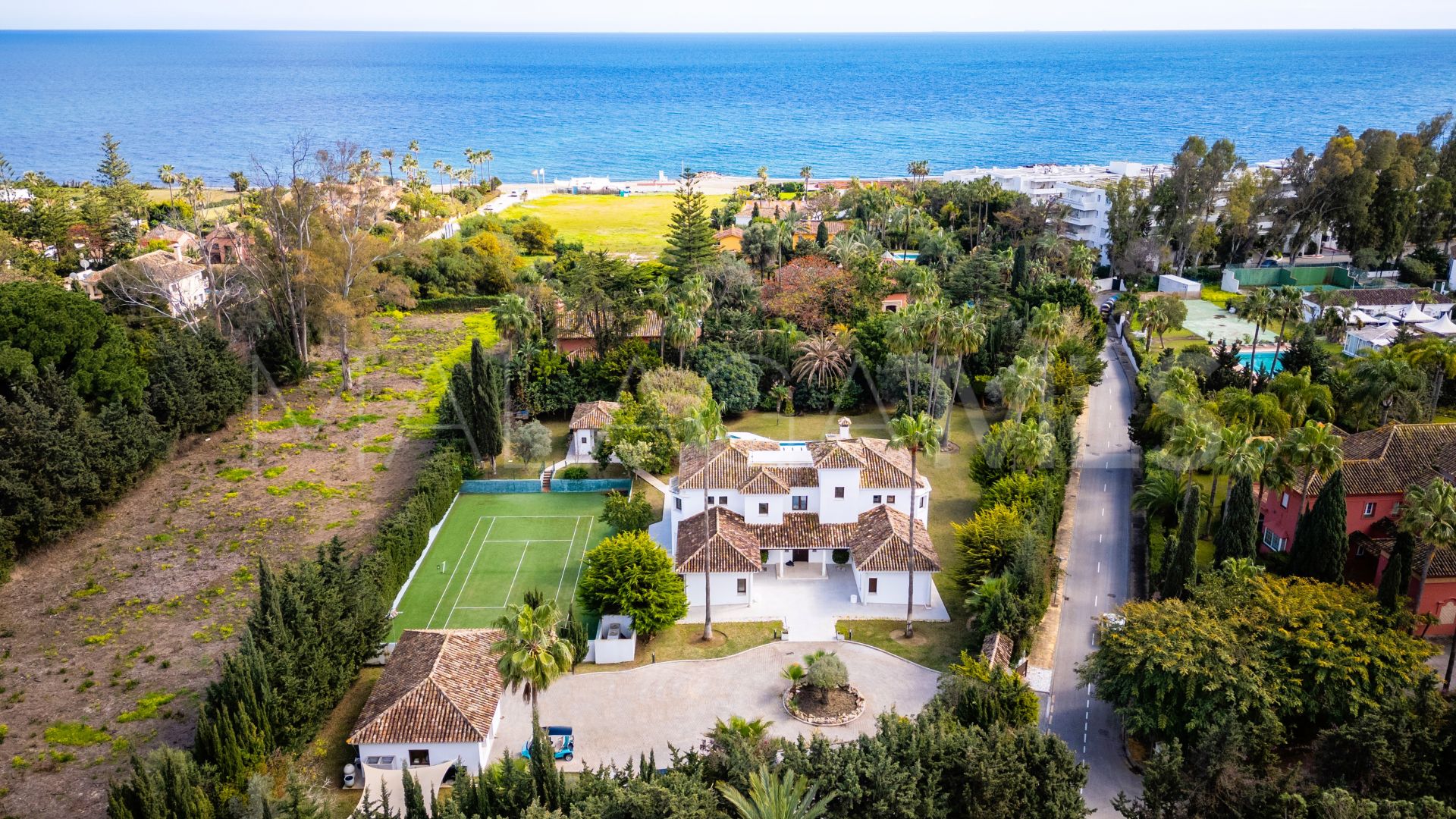 Villa for sale in Guadalmina Baja