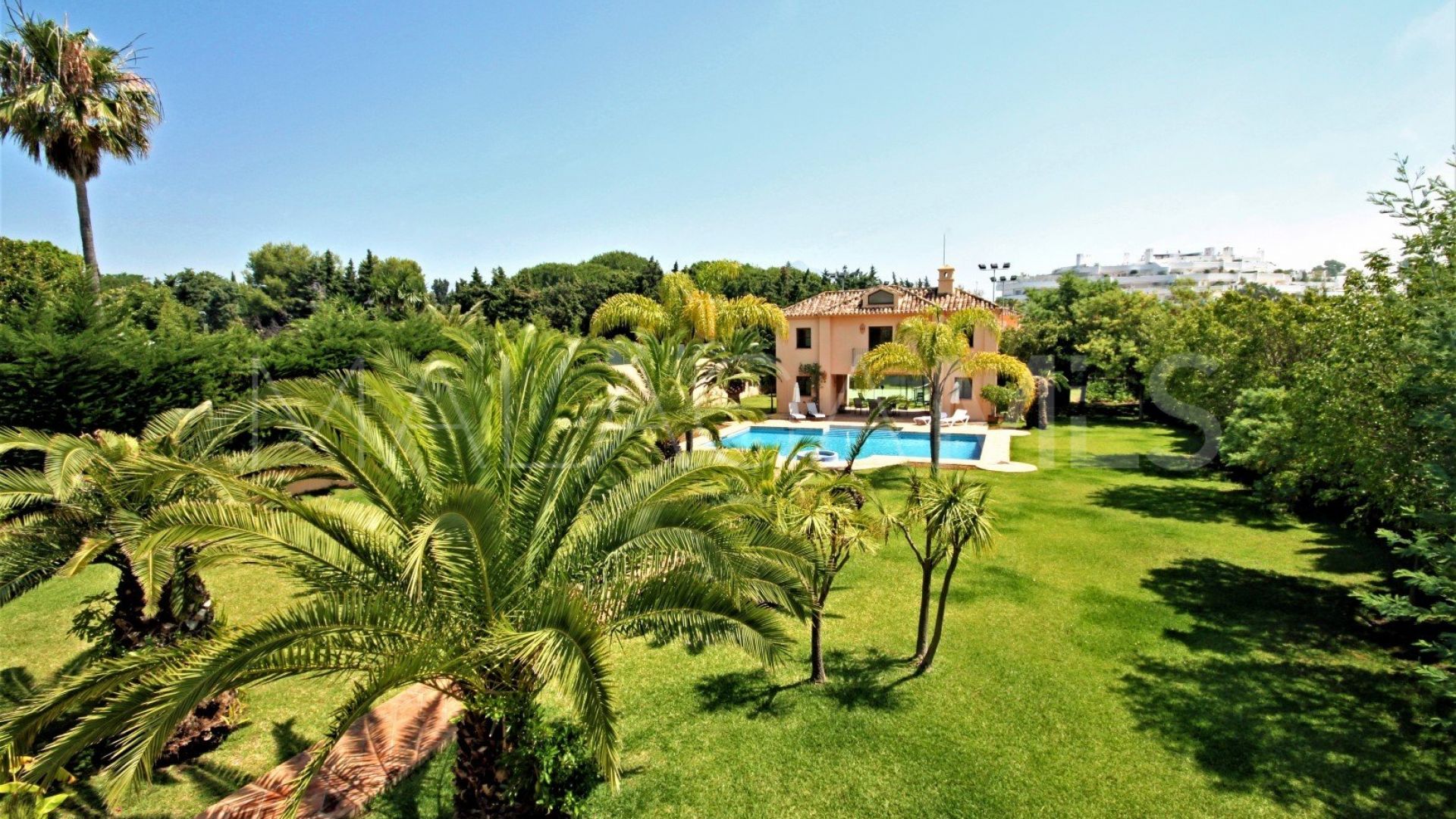 Villa for sale in Guadalmina Baja