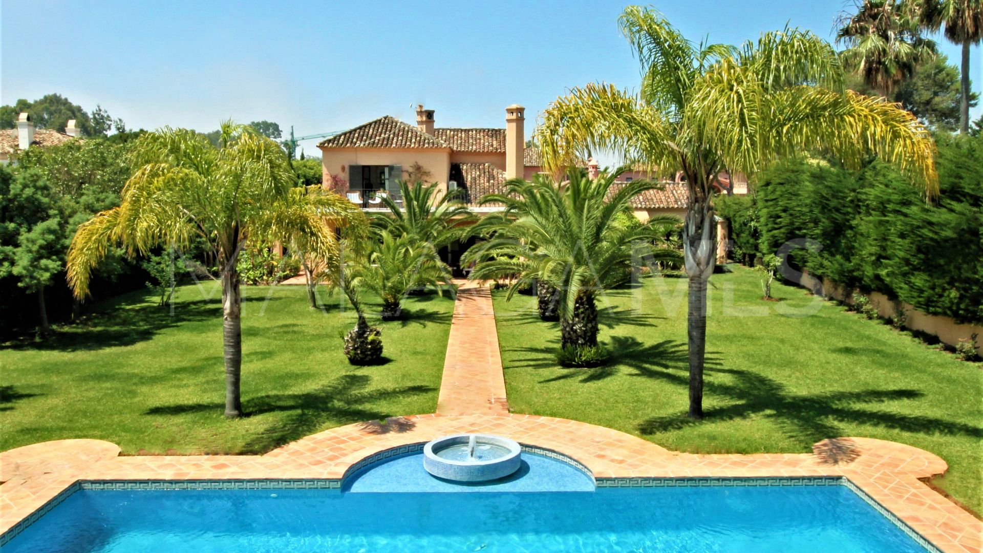 Villa for sale in Guadalmina Baja