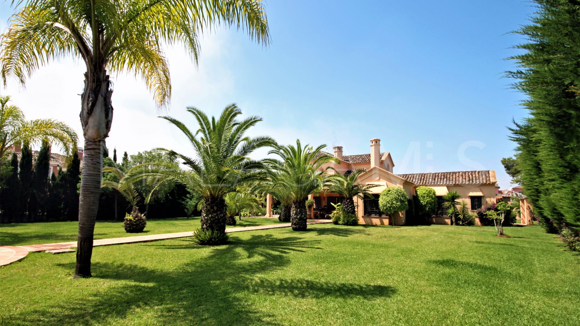 Villa for sale in Guadalmina Baja