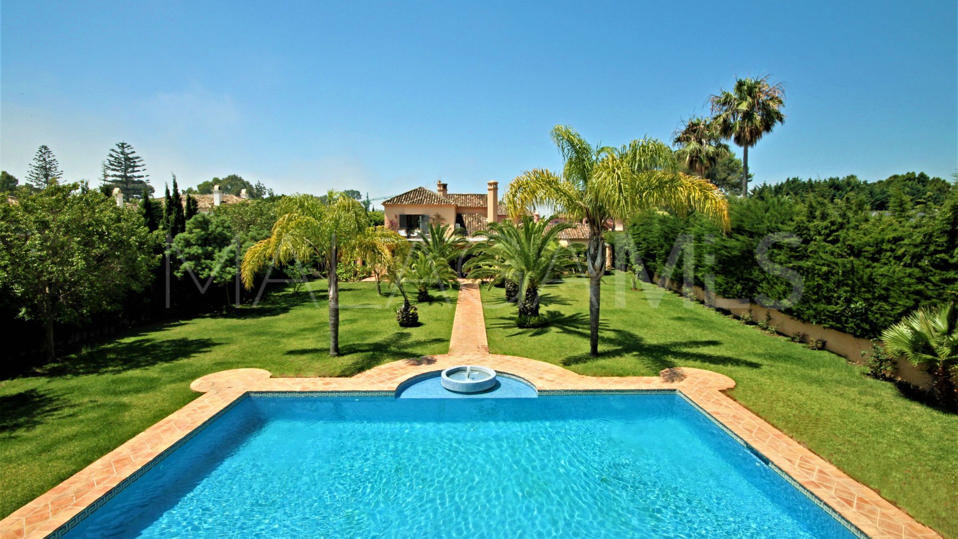 Villa for sale in Guadalmina Baja