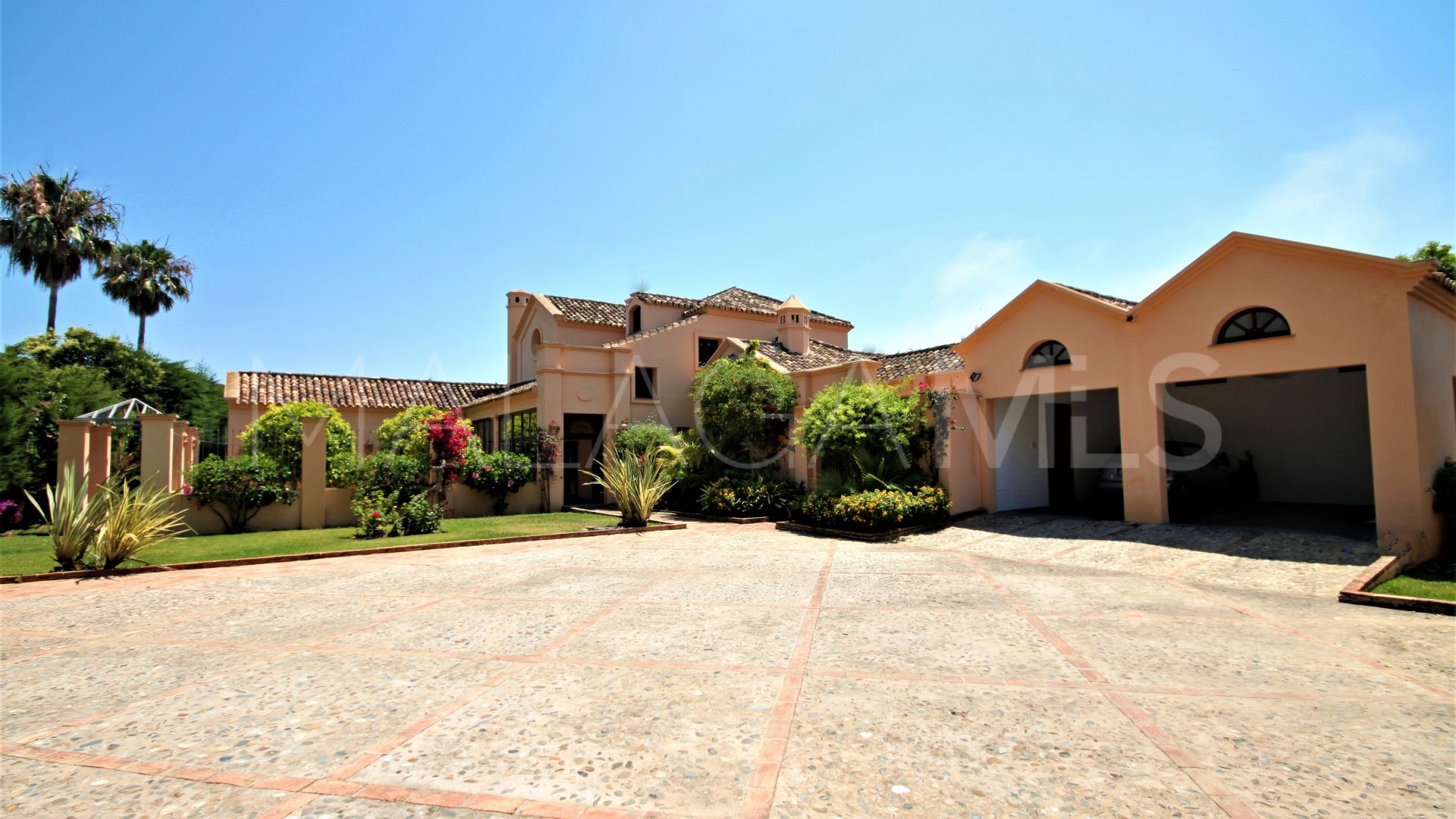 Villa for sale in Guadalmina Baja