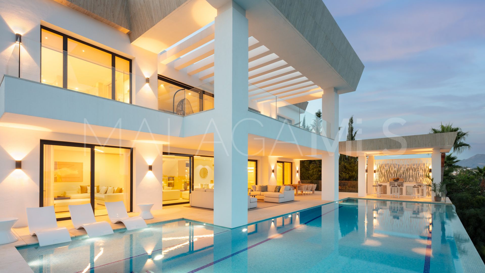 El Paraiso 7 bedrooms villa for sale