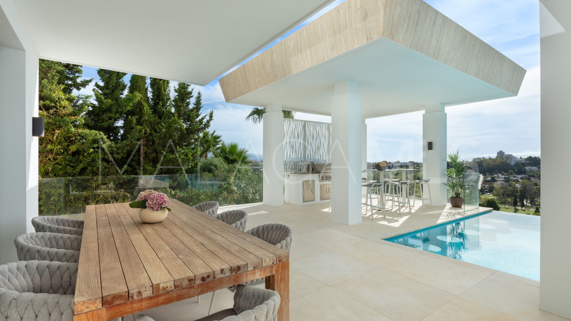 El Paraiso 7 bedrooms villa for sale