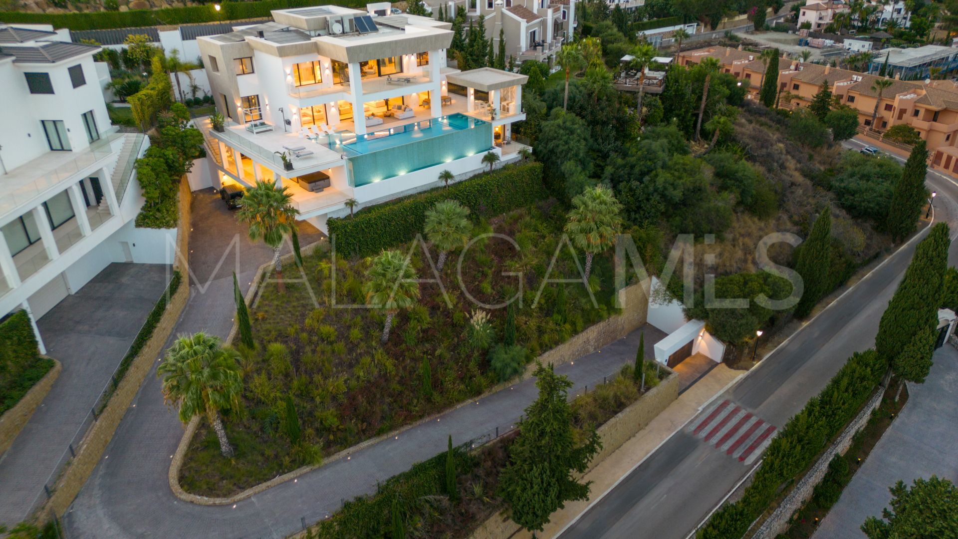 El Paraiso 7 bedrooms villa for sale